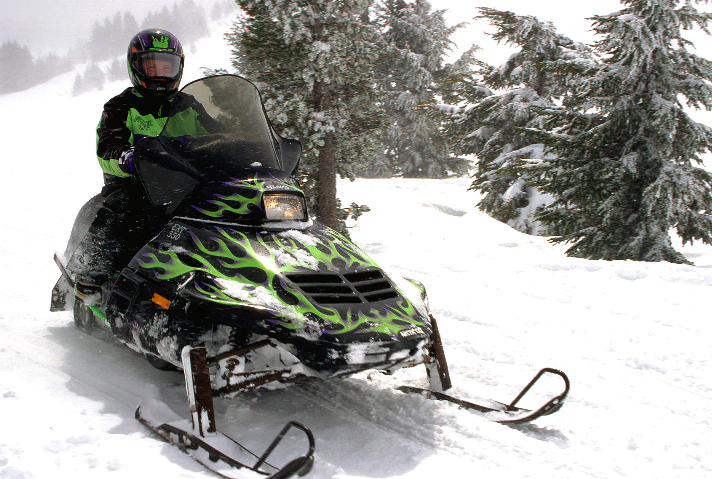 Снегоход на зимнем лесном маршруте