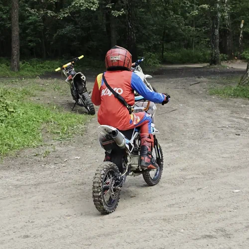 Райдер на лесной трассе